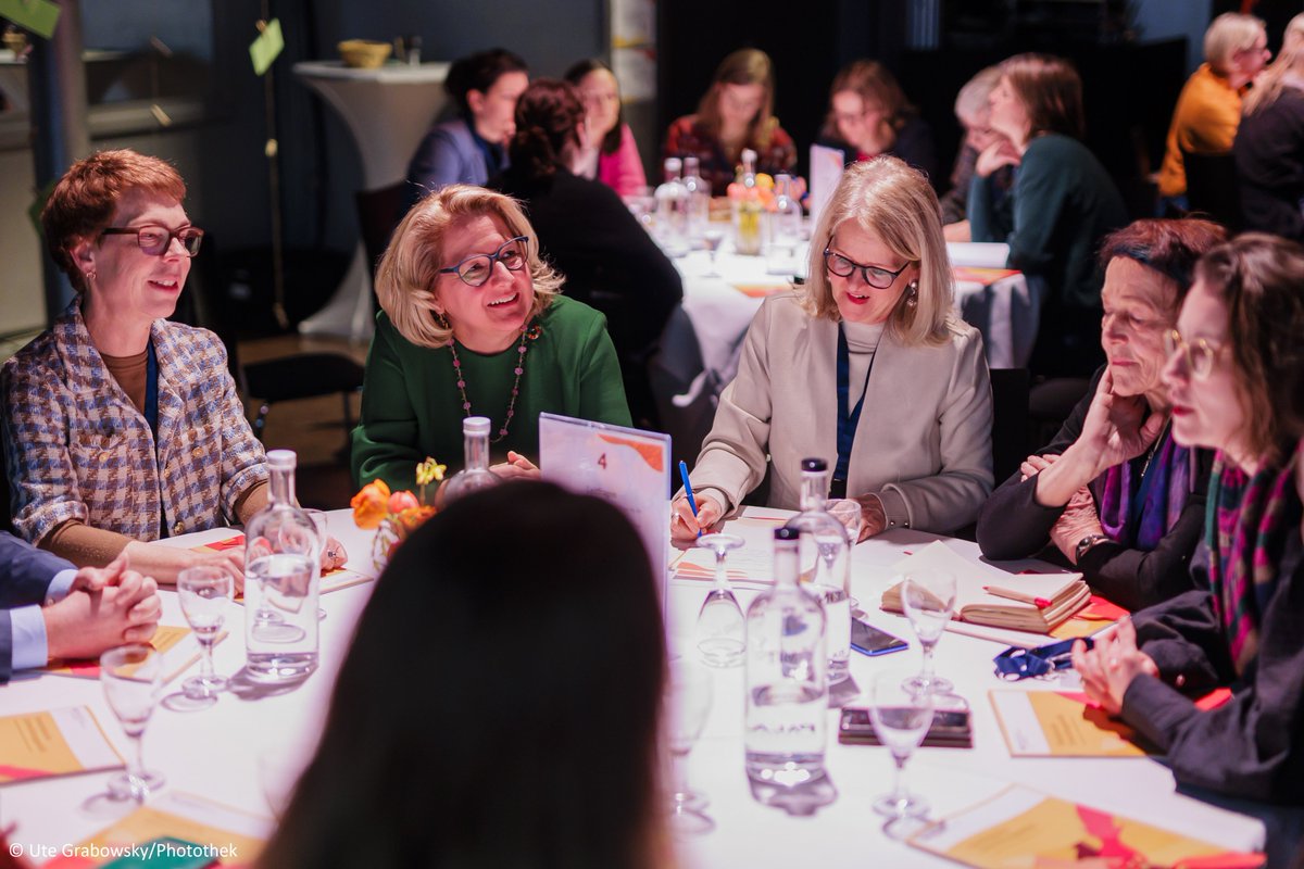 BMZ_Bund's tweet photo. „Aufbruch in eine Feministische Entwicklungspolitik“, so lautete das Motto gestern in Berlin – Ministerin @SvenjaSchulze68 kam mit über 100 geladenen Teilnehmer*innen aus der Zivilgesellschaft in den direkten Austausch zur neuen Strategie zu #feministischerEntwicklungspolitik. https://t.co/ucqBWgiFcK