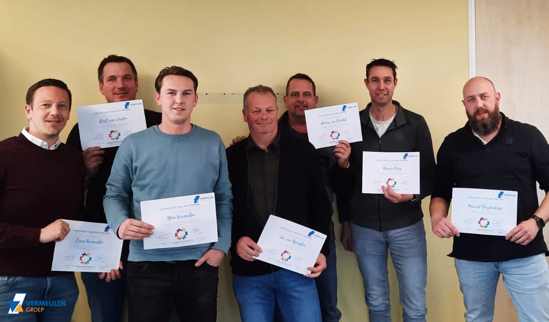𝗢𝗻𝘀 𝗽𝗲𝗿𝘀𝗼𝗻𝗲𝗲𝗹 𝗶𝘀 𝗼𝗻𝘀 𝗴𝗿𝗼𝗼𝘁𝘀𝘁𝗲 𝗸𝗮𝗽𝗶𝘁𝗮𝗮𝗹!
Trots zijn wij op onze medewerkers die de 𝙤𝙥𝙡𝙚𝙞𝙙𝙞𝙣𝙜 𝙀𝙛𝙛𝙚𝙘𝙩𝙞𝙚𝙛 𝙇𝙚𝙞𝙙𝙚𝙧𝙨𝙘𝙝𝙖𝙥 hebben behaald!
#effectiefleiderschap #vermeulenacademy #communicerenenzo #vermeulengroep #werkgeluk