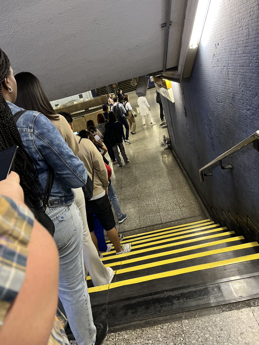 verdemaar_'s tweet photo. @metrodesantiago como es posible que tengan funcionando un solo torniquete en la estación lo vial y no tengan un plan de resguardo para el horario punta, atrasan el viaje de todos. Para eso se paga el pasaje, para que el servicio funcione correctamente. https://t.co/guzOE0Hcrh