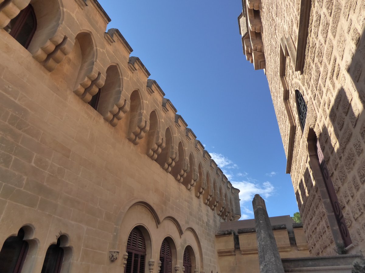 Shells_Travels's tweet image. Although I'm a nature lover, one of my first loves is architecture. 

I'm also a bit obsessed with patterns and...doors. 

A bit random, but today I thought I'd share a solo travel memory from Tarragona, #Spain.

#ThrowbackThursday 
#Travel 
#SoloTravel