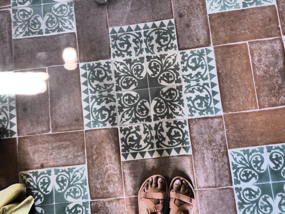 Shells_Travels's tweet image. Although I'm a nature lover, one of my first loves is architecture. 

I'm also a bit obsessed with patterns and...doors. 

A bit random, but today I thought I'd share a solo travel memory from Tarragona, #Spain.

#ThrowbackThursday 
#Travel 
#SoloTravel
