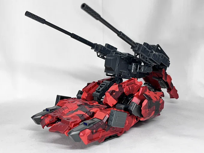 バードバイナリのレッドジャッカル届いたので遊んでる武装パーツモリモリのモリすぎてレイアウトに悩みすぎる… 