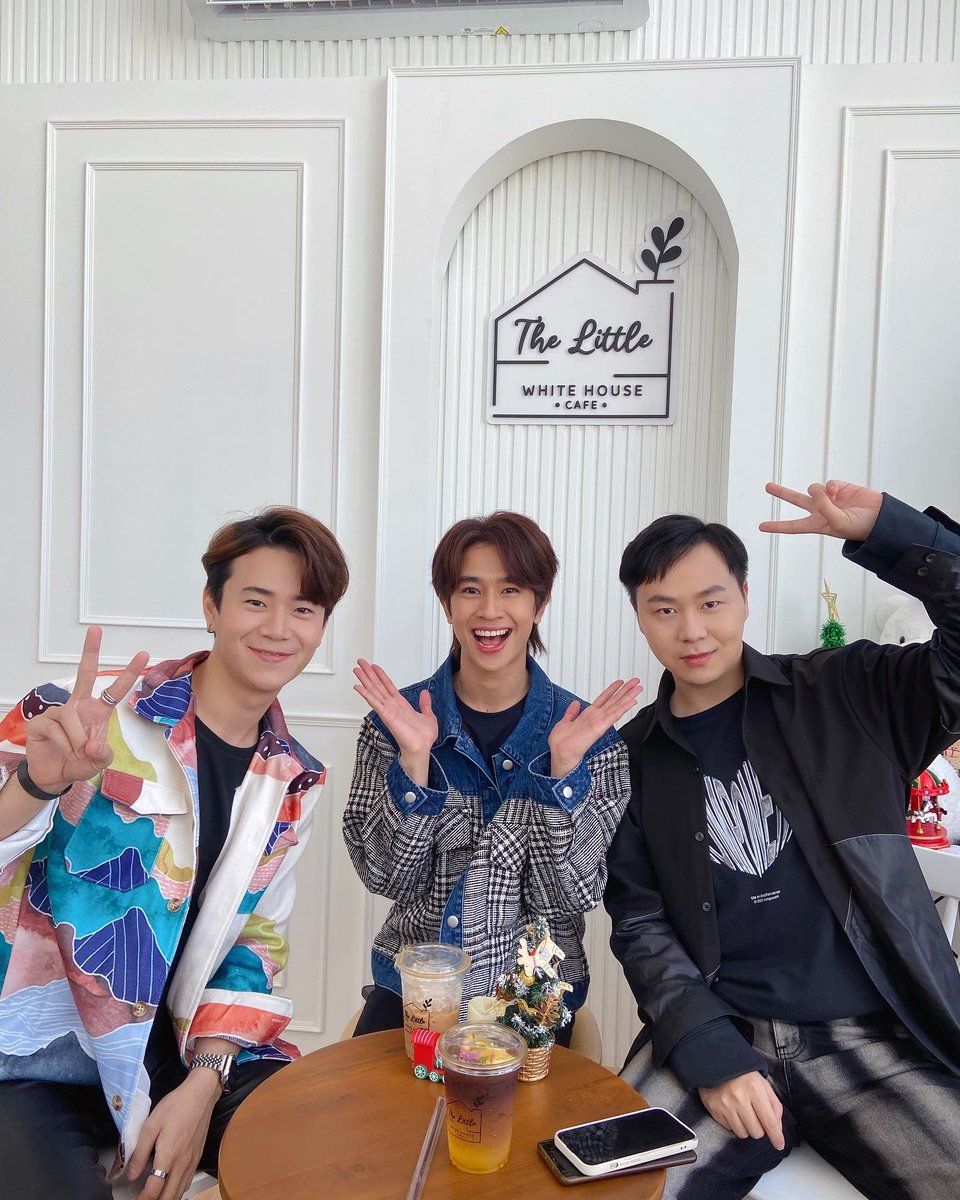 RockyChung2's tweet photo. #ThailandComingXFlukeNatouch C U guys tonight! ขอบคุณน้องฟลุ๊คที่น่ารักที่สุดบนโลกครับ ขอบคุณแฟนๆด้วย ครั้งนี้ผมได้มองกล้องบ้างละใช่มั้ยครับ https://t.co/2EjtHNLCx5
#fluke_natocuh #rockychung #钟慕岳 #泰国勤报局 https://t.co/PZ80aq2jQy
