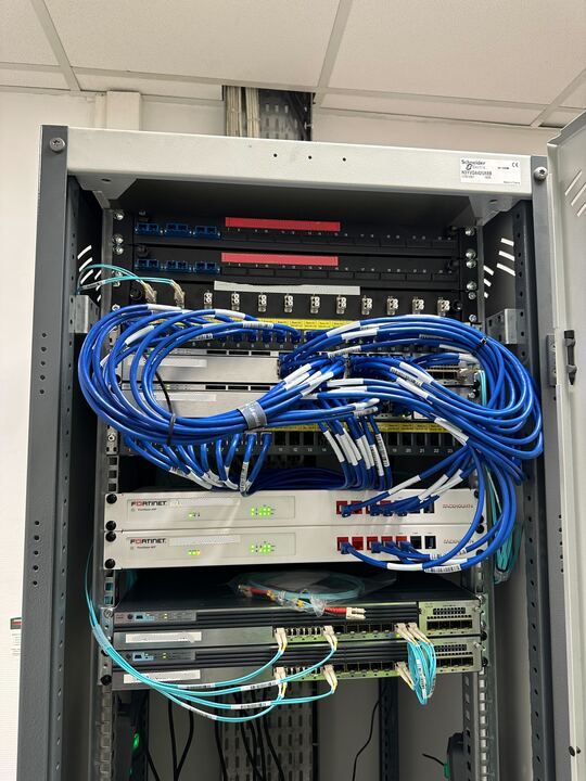 MountainMenFR's tweet photo. Mountain Men intervient aussi dans le secteur industriel, avec le déploiement d'infrastructures #réseau et #sécurité dans quatre bâtiments d’une usine parisienne.

Refonte de leur réseau et reprise totale de leur #infrastructure, avec une ingénierie by Mountain Men.

#Fortinet https://t.co/MTCE4zYbTY
