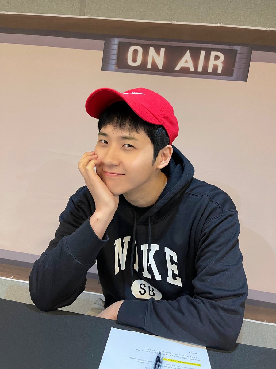 _B1A4OFFICIAL's tweet photo. [#B1A4air▶️] 목요일이 즐거운 이유‼️ 바로 신뽀 때문이래요🎵🤍 잠시 후, #신우 의 ‘어메이징 라디오 2023’ 이 위버스 라이브를 통해 시작됩니다! 모두 8시에 만나요🥰

#B1A4 #CNU https://t.co/XmGWJVekAI