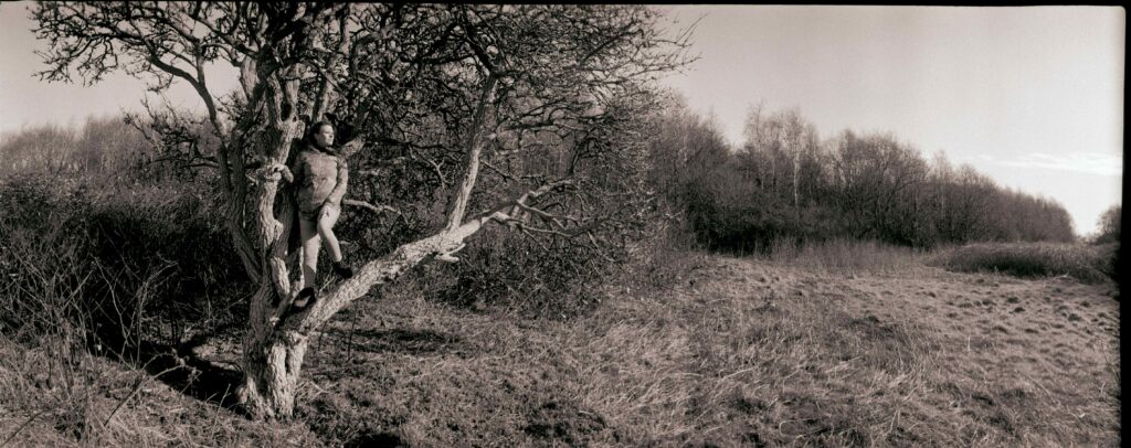 OpenEyeGallery's tweet photo. What a #TreeStory!
Kate Elder by Tim Brunsden
In 2020, Kate Cunningham married an Elder Tree situated in Rimrose Valley Country Park in North Liverpool and became Kate Elder. It was an act of protest inspired by female activists in Mexico who held similar ceremonies... (1/3) https://t.co/RxAE1coLDp