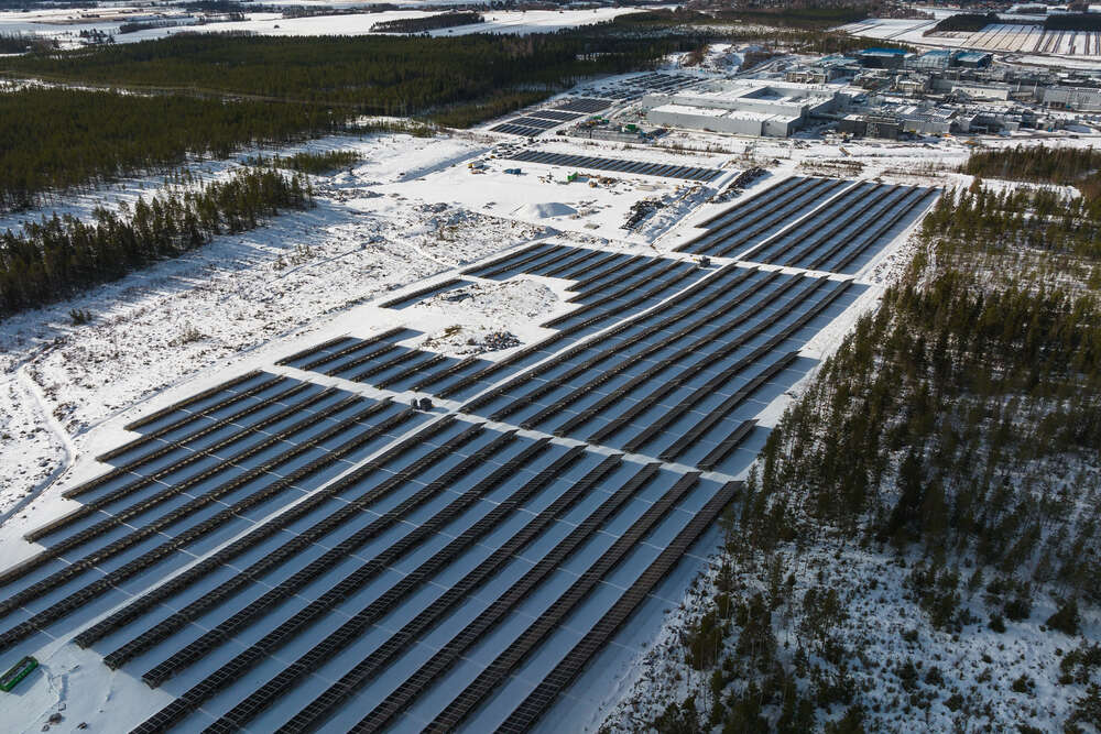Atrian Nurmon tehtaan aurinkopuiston laajennusosa lähes kaksinkertaistaa aurinkosähköntuotannon. Suomessa Atria on edelläkävijänä siinä, miten teollisuus hyödyntää aurinkoenergiaa tuotannossaan. Lue lisää: bit.ly/409ANps #kohtihiilineutraalia #aurinkosähkö <a href="/solarigo/">Solarigo</a>