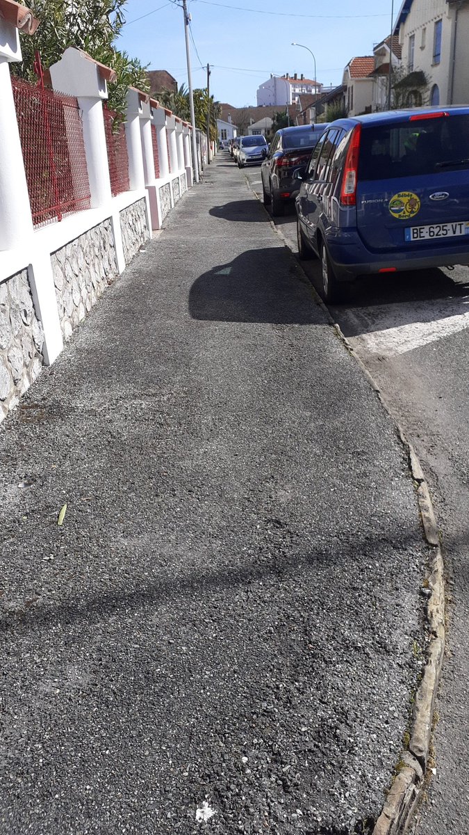 TAPAJPau's tweet photo. Effet avant, pendant, après le passage des tapajeurs palois le jeudi matin.
#Làoúlestapajeurspassentlherbetrépasse
#Jeunesse #precarite #tapaj #inclusion
@TAPAJFrance @Ville_Pau, @LaRepDpyrenees https://t.co/IcCIbbWf8a