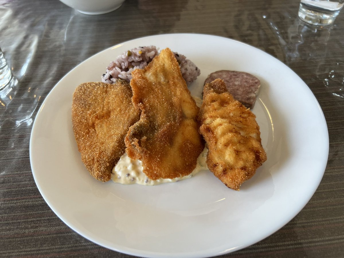 masamichi7296's tweet photo. 今月中は何やかんや忙しいわぁ
一つ一つ用事すます秋田に昼御飯
空いてうちにと寄ったらフライドチキンランチ?
勿論頂きます
嫁ちゃんは魚三種のフライを堪能
毎度ご馳走様でした
#cafehive
#地元飯 https://t.co/4GuVh267b0