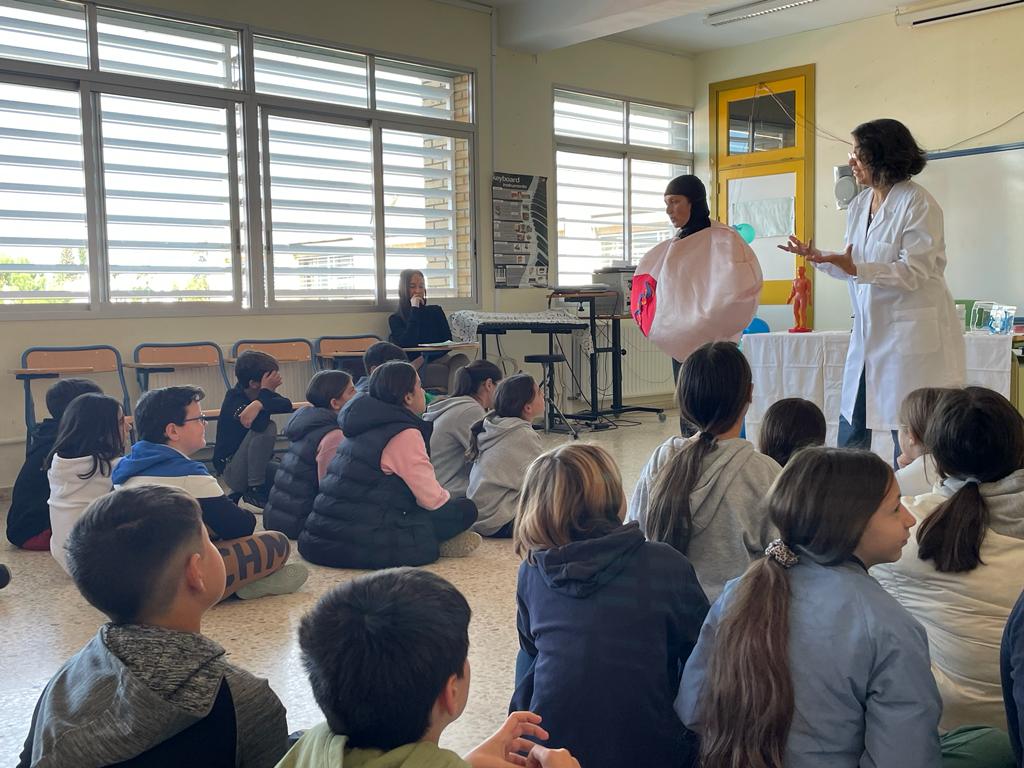 FProgresoysalud's tweet photo. Un centenar de alumnos del CEIP El Algarrobillo, en el municipio sevillano de Valencina de la Concepción, ha participado hoy en nuestros talleres infantiles de #biomedicina
#investigación #divulgación
@activamentes https://t.co/e3fNNfpBYX