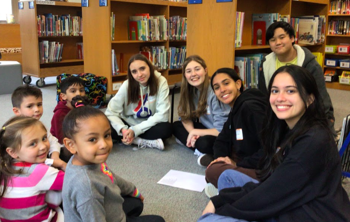 Berlin_Batman's tweet photo. Our @BHS_Berlin_CT horticulture club had a great time with our new friends from @RDHubbardCT! We look forward to planting with you all in the coming months ☺️🌱. https://t.co/ihkguHwtzS