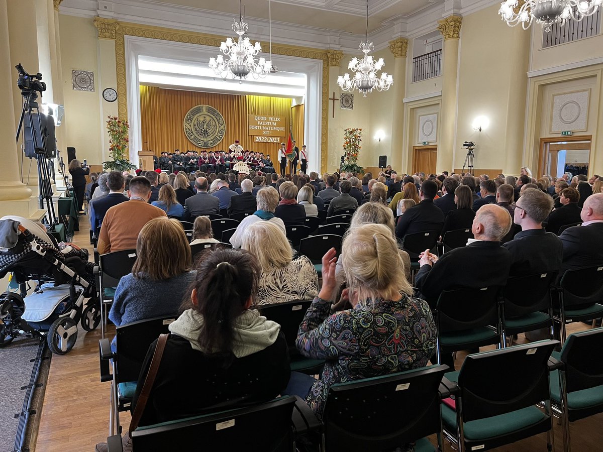 SGGW_Warszawa's tweet photo. Podczas uroczystości wręczenia odznaczeń państwowych która odbywa się w @SGGW_Warszawa odznaczenia za długoletnią służbę otrzymało 77. pracowników Szkoły Głównej Gospodarstwa Wiejskiego. https://t.co/7w83mbDVQN