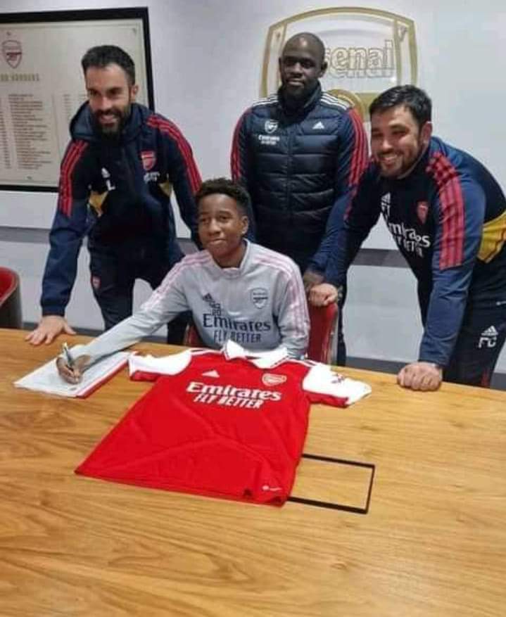 SabiSabiNews's tweet photo. 13-year-old Nefeye Osaze has been signed and will train with Arsenal academy for two years.
Nefeye Osaze who graduated from City Sports School, moved to England last year to pursue his football career dream. 

in reaction after completing his signing. Nefeye said, https://t.co/QN9t4Xs2Tf