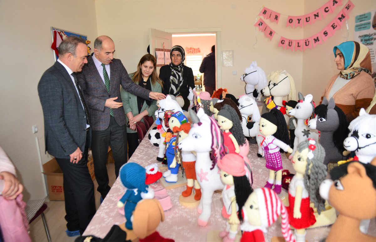 Valimiz Hüseyin Öner, Ardahan'da Merkez Gazi Atalay Ürker Anaokulu'nda uygulanan “Bir oyuncak, Bir Gülümseme” kampanyası ile oyuncak üreterek deprem bölgesindeki çocuklara gönderen kadın kursiyerleri atölyede ziyaret etti.

Detay ➡️ facebook.com/ardahan.valili…

<a href="/HuseyinOner29/">HÜSEYİN ÖNER</a>