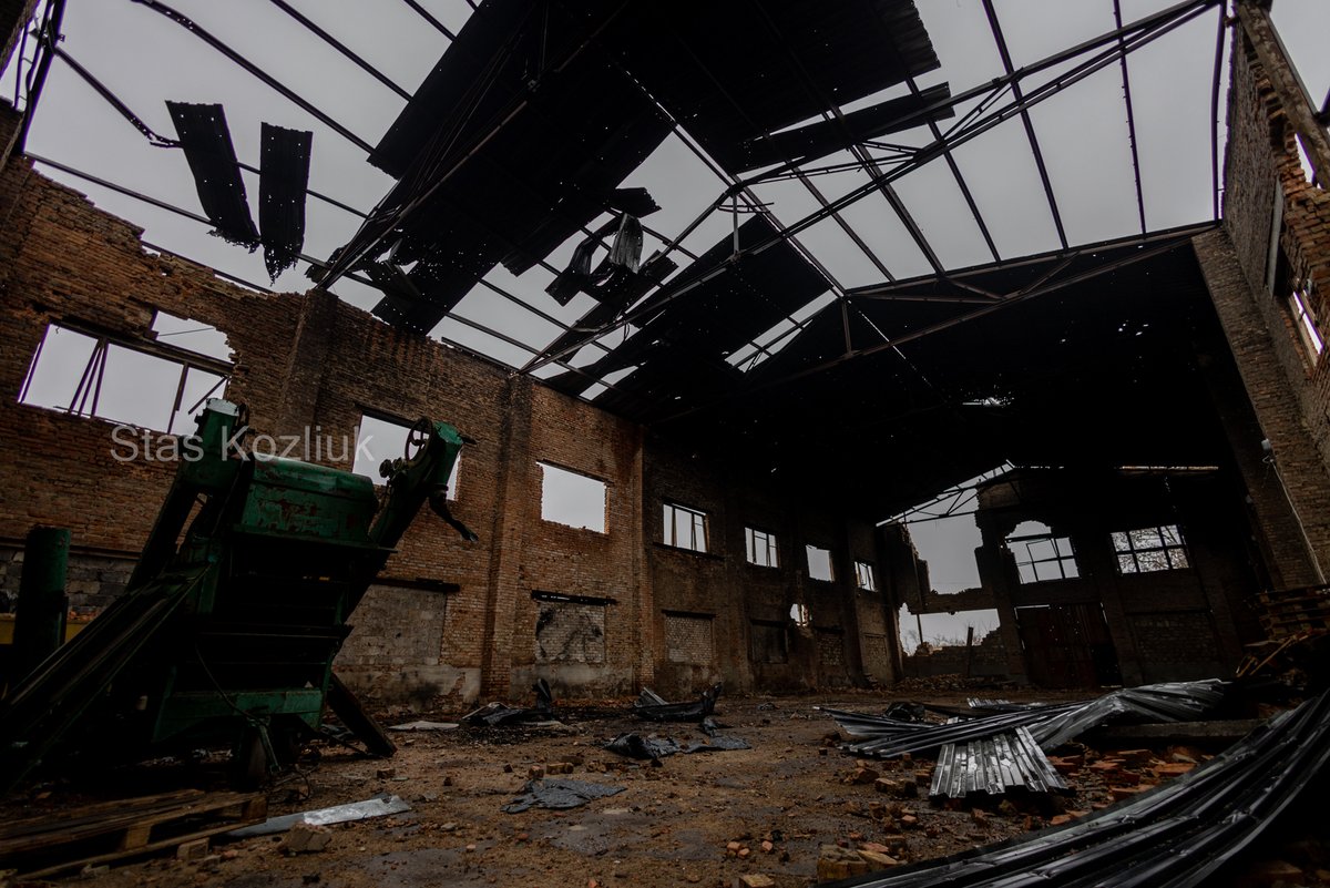 ReporterTired's tweet image. Історія про фермерів і деокупований південь України. Якщо коротко – виглядає все, м’яко скажемо, не дуже оптимістично. Пиздець, якщо коротше. Поля заміновані, фермери пограбовані, грошей нема, техніки нема, посівного матеріалу нема.