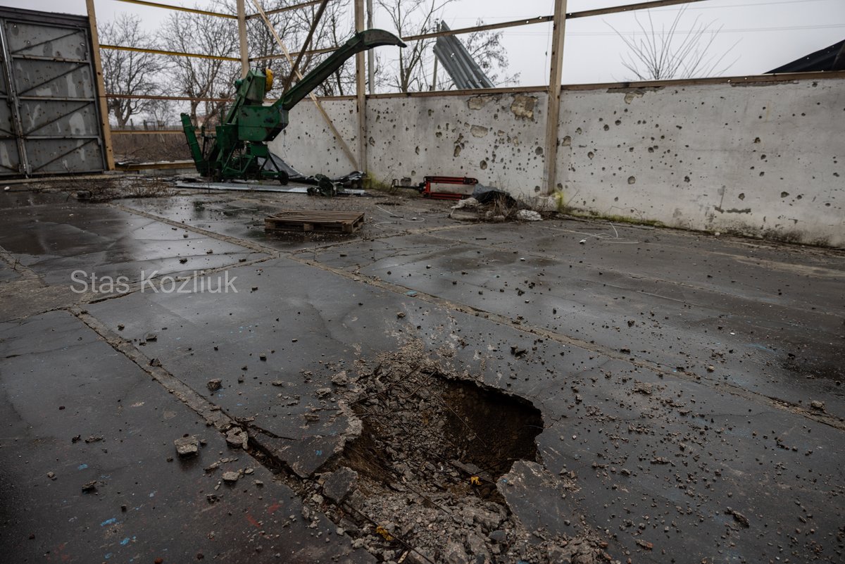 ReporterTired's tweet image. Історія про фермерів і деокупований південь України. Якщо коротко – виглядає все, м’яко скажемо, не дуже оптимістично. Пиздець, якщо коротше. Поля заміновані, фермери пограбовані, грошей нема, техніки нема, посівного матеріалу нема.