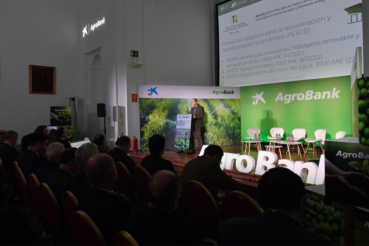 Primera ponencia de la mano de <a href="/EmilioCamacho5/">Emilio Camacho</a>, catedrático de Ingeniería Hidráulica en la Universidad de Córdoba, para hablar sobre las oportunidades de la digitalización en la gestión del agua. 💦

#AgroEvents #JornadaAgroBank