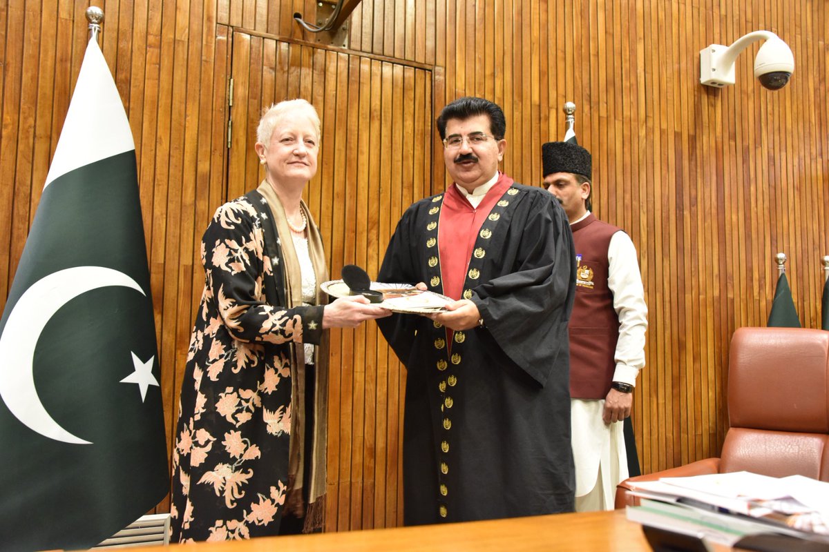 SenatePakistan's tweet photo. Chairman Senate, Muhammad Sadiq Sanjrani presenting momentos to envoys of different countries attending the special session of the Senate. #PakSenateAt50
#SenateGoldenJubilee
#Senate50Yrs https://t.co/wLSmnef0Xd