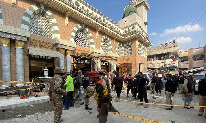 Maj_Zararr's tweet photo. #CounterTerroism Update:
02 facilitators involved in suicide attack of #Peshawar #PoliceLines Mosque have been arrested.
One of the arrested facilitators is from Nangarhar #Afghanistan.
While the other one is from #Khyber tribal district, both are under #investigation.
#Peshawar https://t.co/jvqXlLWTH5