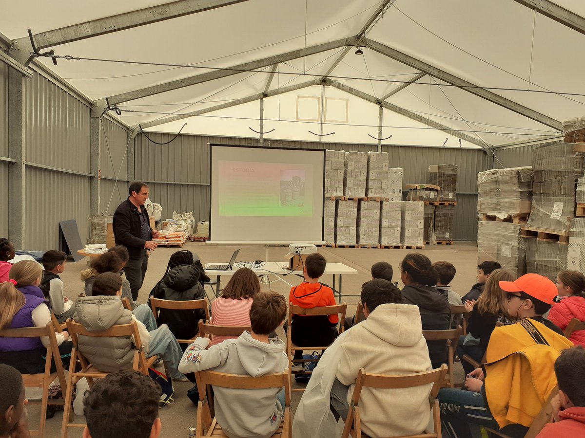 👀Alumnes de 5è de l’<a href="/EscolaBalta/">Escola Baltà</a> van visitar ahir el celler de #Vilafranca de la cooperativa <a href="/covides/">Covides</a> en el marc del programa Cultura Emprenedora a l’Escola (#CuEmE), impulsat per <a href="/promecovila/">Promoció Econòmica</a> per apropar les competències emprenedores a l'alumnat d’educació primària.