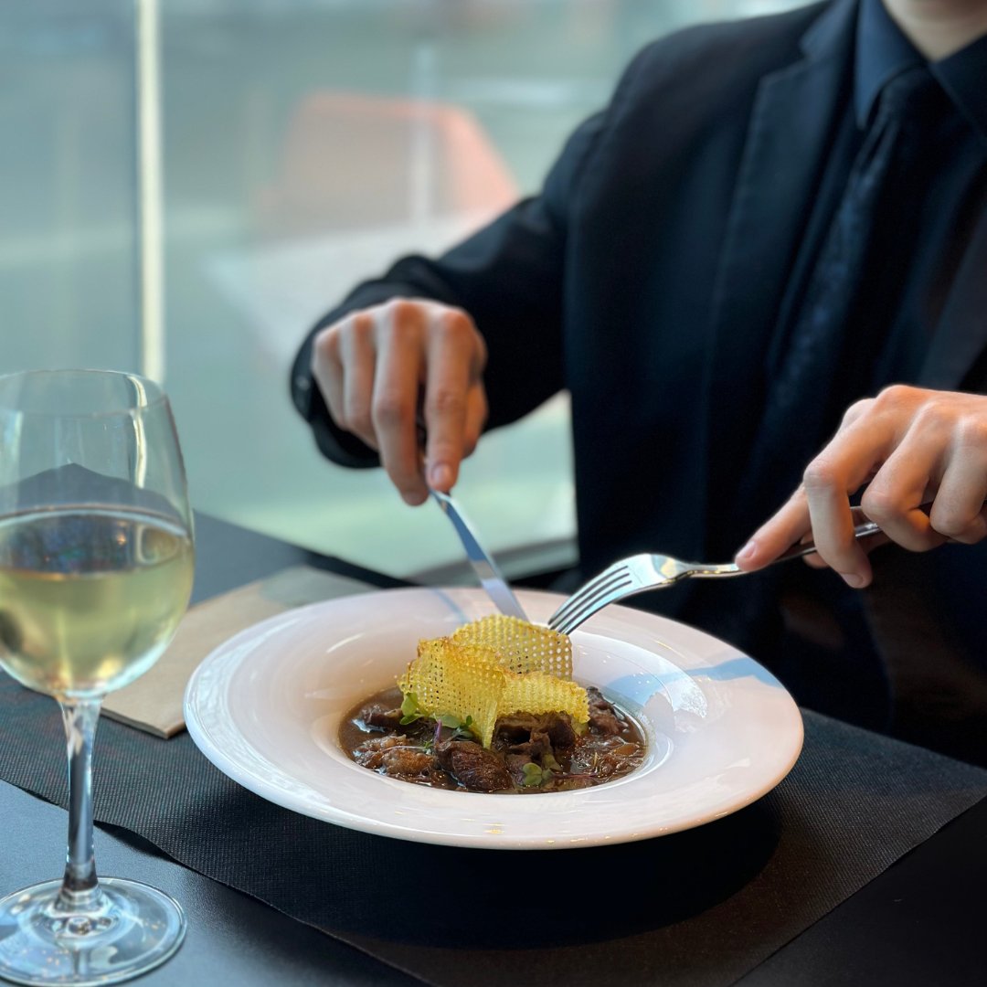bcnprincess's tweet photo. Deléitate con la especialidad del chef por San Patricio esta semana en el #menúdeldía: Estofado de ternera con Guiness y puré de patatas... no te arrepentirás 😏

#BarcelonaPrincess #food #cocinabarcelona #hotel #TheCornerBar #chef #foodjourney #PrincessHotels #barcelona #bcn https://t.co/smgYDzAof6