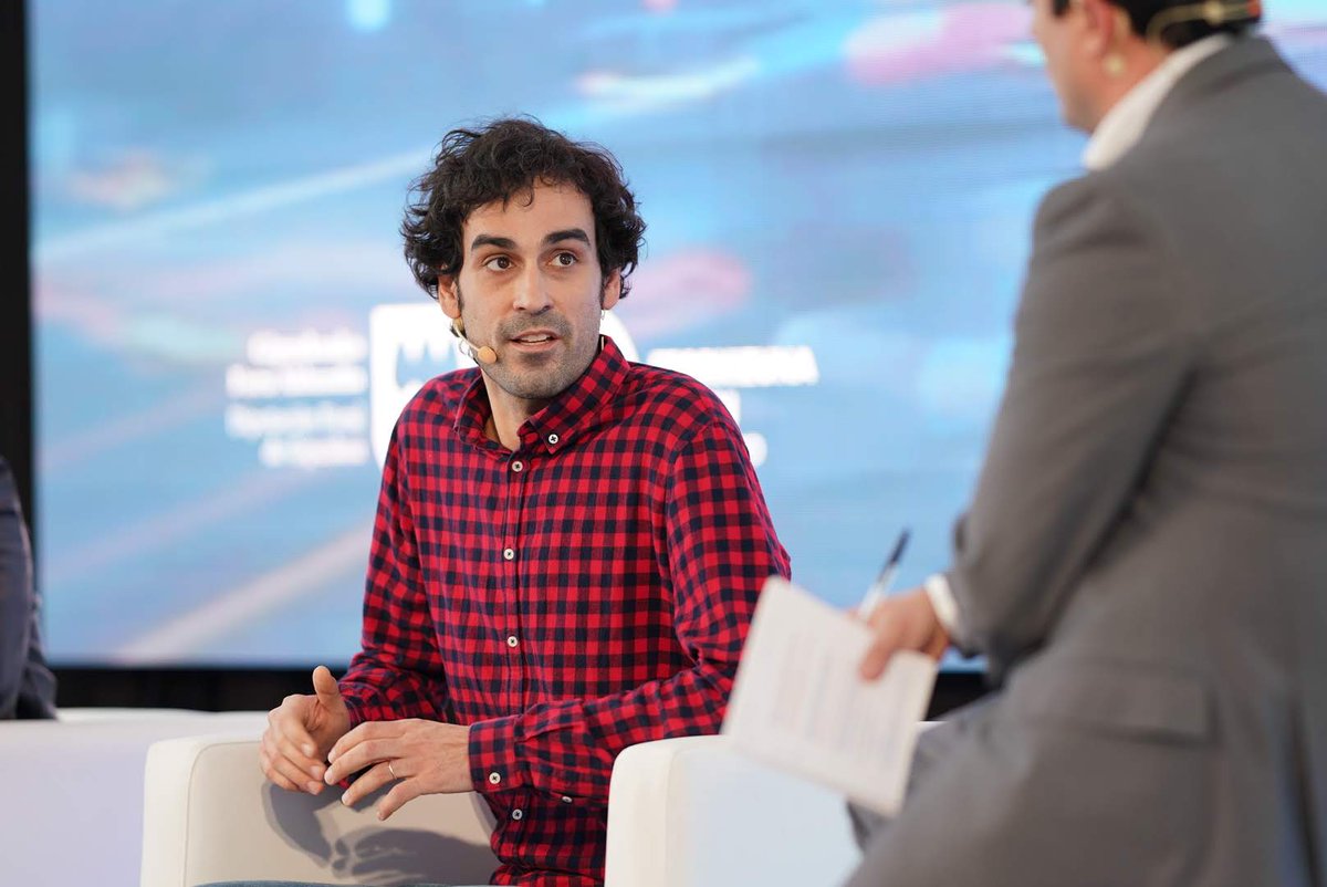 ZiurFundazioa's tweet photo. 🗣"Elektronika #automobilgintza-ko osagai guztietan sartu da, eta fabrikatzaileek zibersegurtasuneko eskakizunak eskatzen dituzte" adierazi du Javier Benitok, Batz Taldeko Azpiegitura eta Zibersegurtasuneko koordinatzailea, #ZIUR ta @mubil antolatutako #zibersegurtasun ekitaldian https://t.co/LlpdsBmFr1