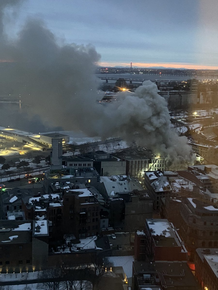 MiaRoussi's tweet photo. Incendie dans le Vieux-Port de Montréal ce matin https://t.co/JRx7iqnRHH