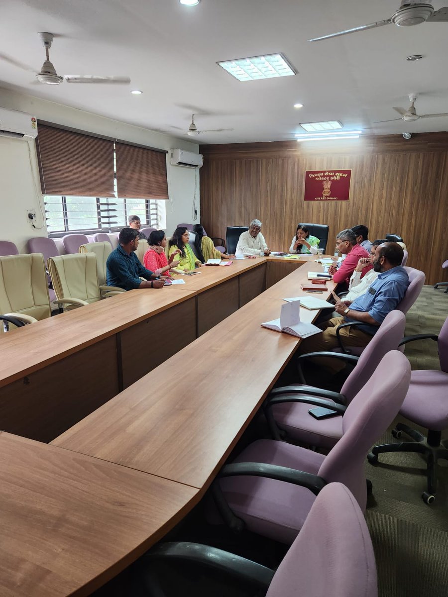 infotapigog24's tweet image. 100 દિવસના લક્ષ્યાંકો અંતર્ગત ઇ-શ્રમ કાર્ડ નોંધણી વધારવા તેમજ કેમ્પો યોજવા અંગેના માર્ગદર્શન માટે જિલ્લા કલેકટરના અધ્યક્ષસ્થાને સમીક્ષા બેઠક યોજાઇર્ગદર્શન માટે સમીક્ષા બેઠક યોજાઇ હતી.

#tapi #gujarat #eshramcard #rojagar @InfoGujarat @CMOGuj  @CollectorTapi @DdoTapi