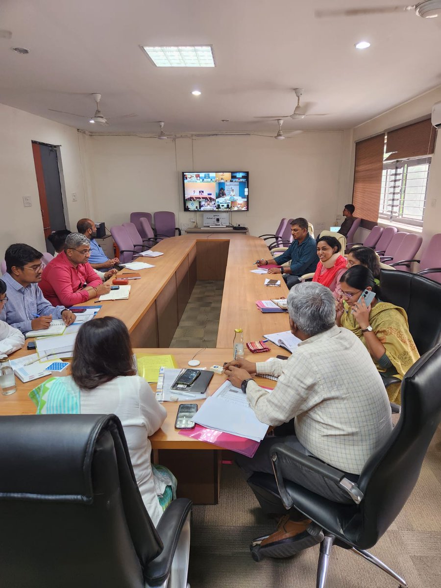 infotapigog24's tweet image. 100 દિવસના લક્ષ્યાંકો અંતર્ગત ઇ-શ્રમ કાર્ડ નોંધણી વધારવા તેમજ કેમ્પો યોજવા અંગેના માર્ગદર્શન માટે જિલ્લા કલેકટરના અધ્યક્ષસ્થાને સમીક્ષા બેઠક યોજાઇર્ગદર્શન માટે સમીક્ષા બેઠક યોજાઇ હતી.

#tapi #gujarat #eshramcard #rojagar @InfoGujarat @CMOGuj  @CollectorTapi @DdoTapi