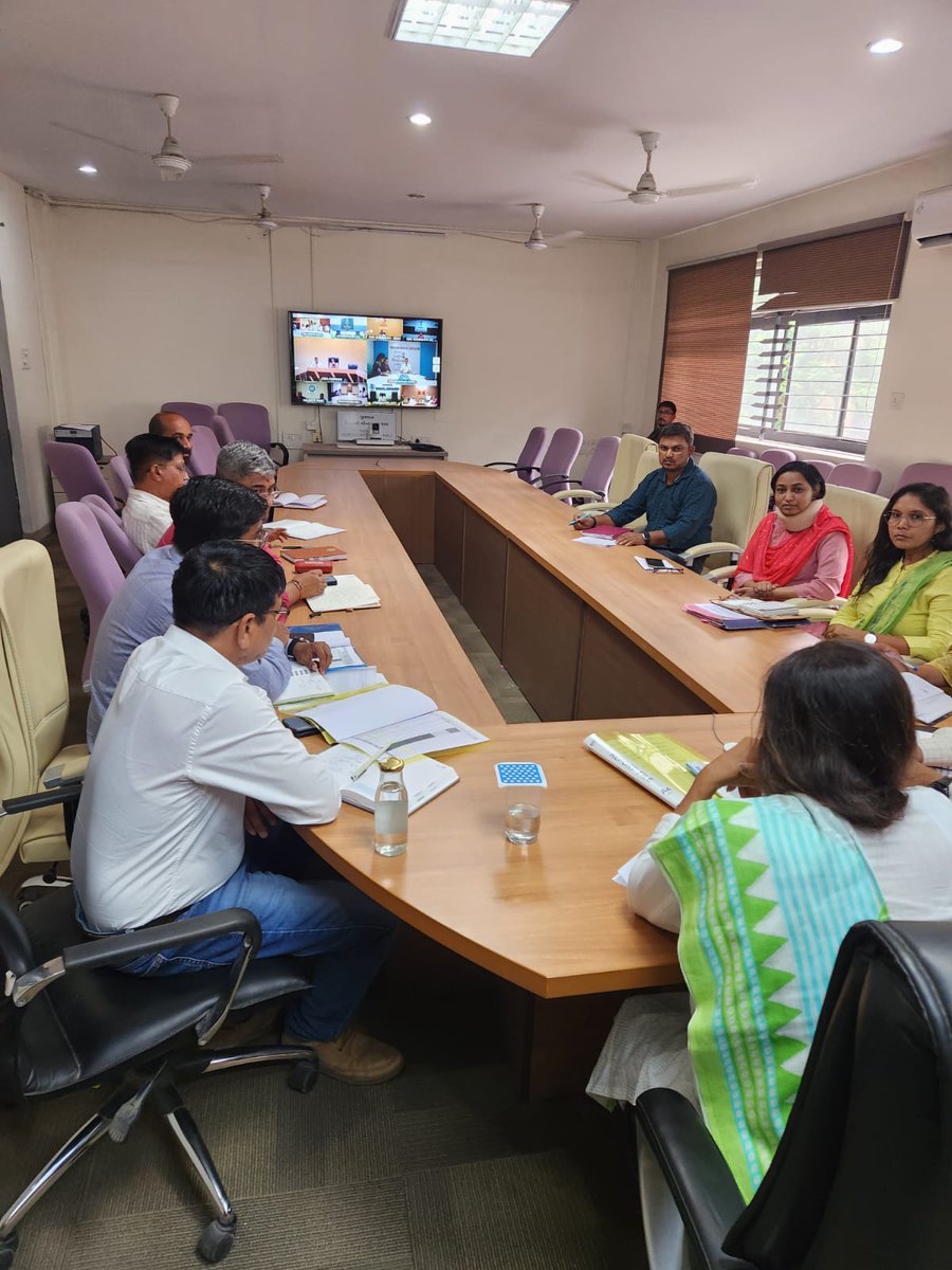 infotapigog24's tweet image. 100 દિવસના લક્ષ્યાંકો અંતર્ગત ઇ-શ્રમ કાર્ડ નોંધણી વધારવા તેમજ કેમ્પો યોજવા અંગેના માર્ગદર્શન માટે જિલ્લા કલેકટરના અધ્યક્ષસ્થાને સમીક્ષા બેઠક યોજાઇર્ગદર્શન માટે સમીક્ષા બેઠક યોજાઇ હતી.

#tapi #gujarat #eshramcard #rojagar @InfoGujarat @CMOGuj  @CollectorTapi @DdoTapi