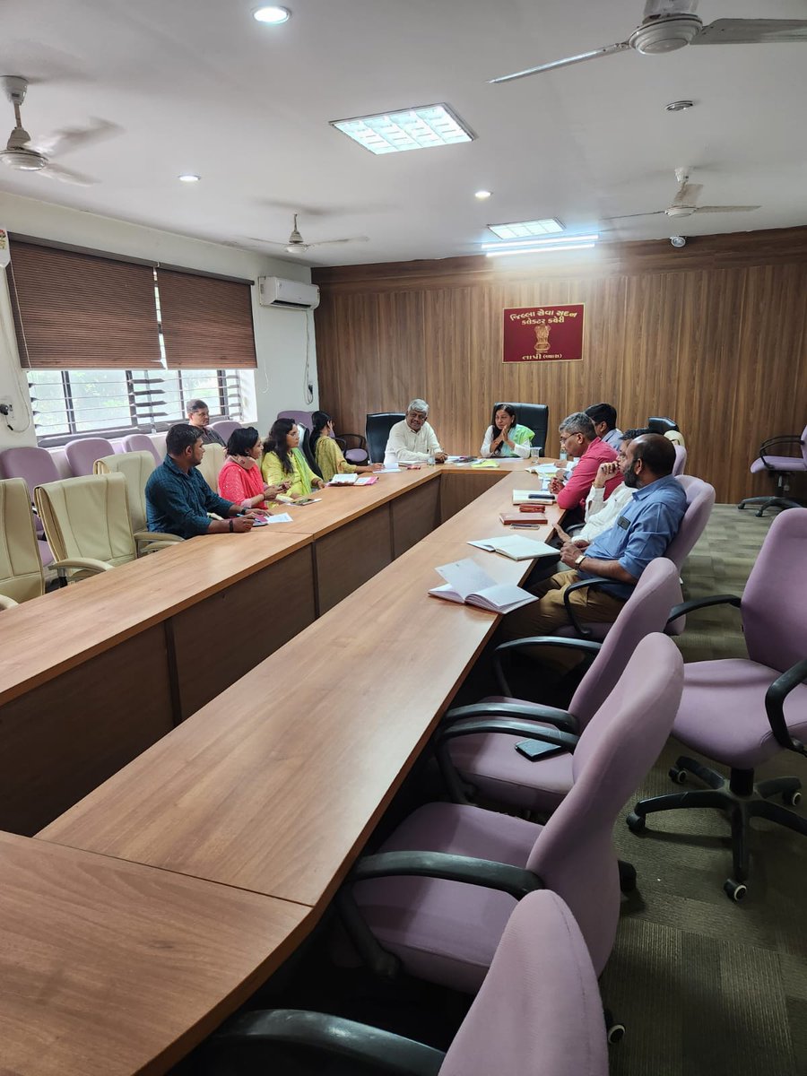 infotapigog24's tweet image. 100 દિવસના લક્ષ્યાંકો અંતર્ગત ઇ-શ્રમ કાર્ડ નોંધણી વધારવા તેમજ કેમ્પો યોજવા અંગેના માર્ગદર્શન માટે જિલ્લા કલેકટરના અધ્યક્ષસ્થાને સમીક્ષા બેઠક યોજાઇર્ગદર્શન માટે સમીક્ષા બેઠક યોજાઇ હતી.

#tapi #gujarat #eshramcard #rojagar @InfoGujarat @CMOGuj  @CollectorTapi @DdoTapi