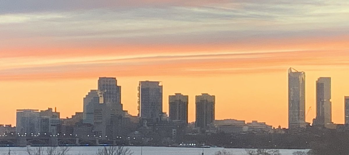 jorgeheinel's tweet photo. Postales de #Boston : Amanecer en la historica ciudad. Vista del #DistritoFinanciero desde ventana de mi departamento. Que variedad de paisajes urbanos ! @sebastian_gray @marichivalero @TurkiAntof @marconunez @GanaCarola https://t.co/SSVzCLzCWU