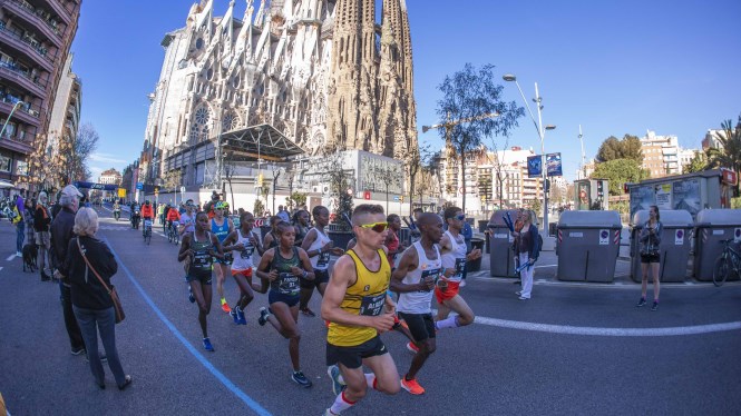 thisis_bcn_EN's tweet photo. Athletes, get your running shoes on, because the @maratobarcelona is here! 👟💨 The moment that so many have been waiting for and preparing for: running in one of the most magical marathons in the world! 🏃🎽 #AMagicExperience #ZurichMaratoBCN
https://t.co/fa2auZec0J https://t.co/WGVkW6CttW