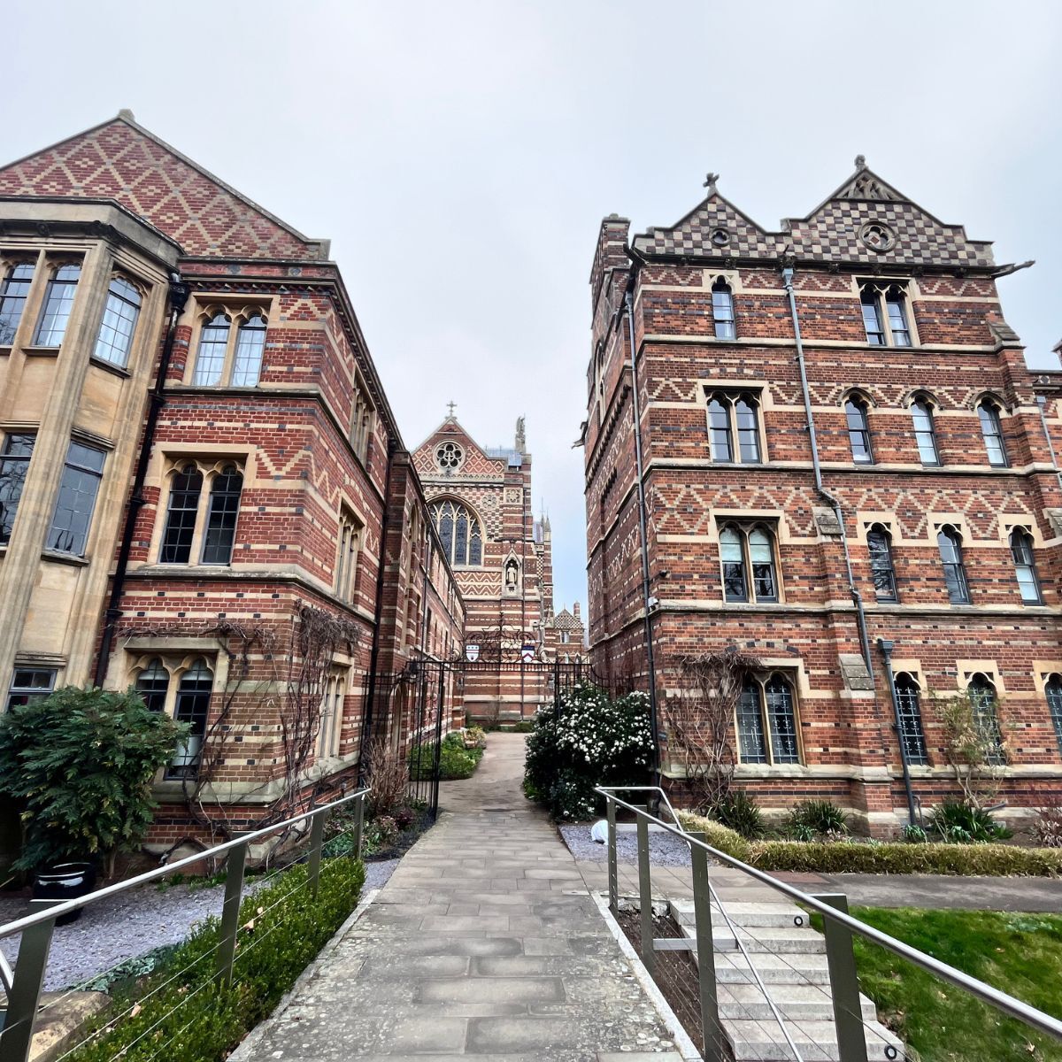 1 week to go until the #DigitalShowcase2023! ⌛

Hear from a variety of amazing speakers and connect with other #CYPMH professionals - all taking place within the historic surroundings of Keble College, Oxford 🧡

Free tickets &amp; info below:

bit.ly/CYPMH_Digital_…