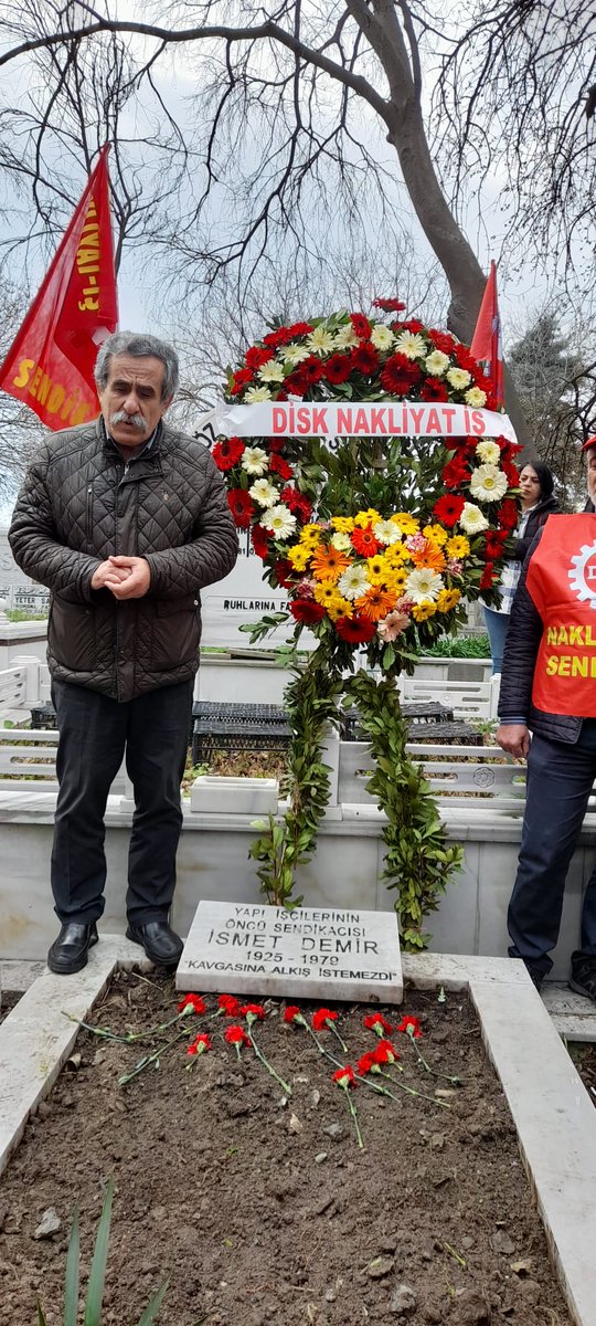 İsmet Demir'in mezar başında ki anmaya Sendikamız Genel Başkanı Ali Rıza Küçükosmanoğlu, Yöneticilerimiz, Uzel Makina ve Real Market Direnişçileri katıldı. İsmet Demir  Mücadelemizde Yaşıyor.