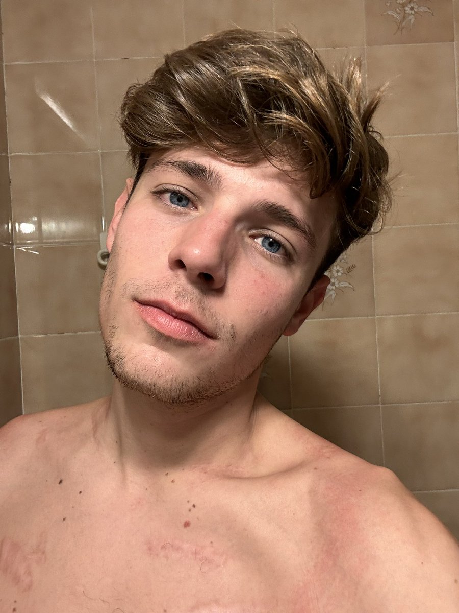 Parece que le gente también sube fotos aquí en twitter, dejo esta fotito por aquí🙈
#selfie