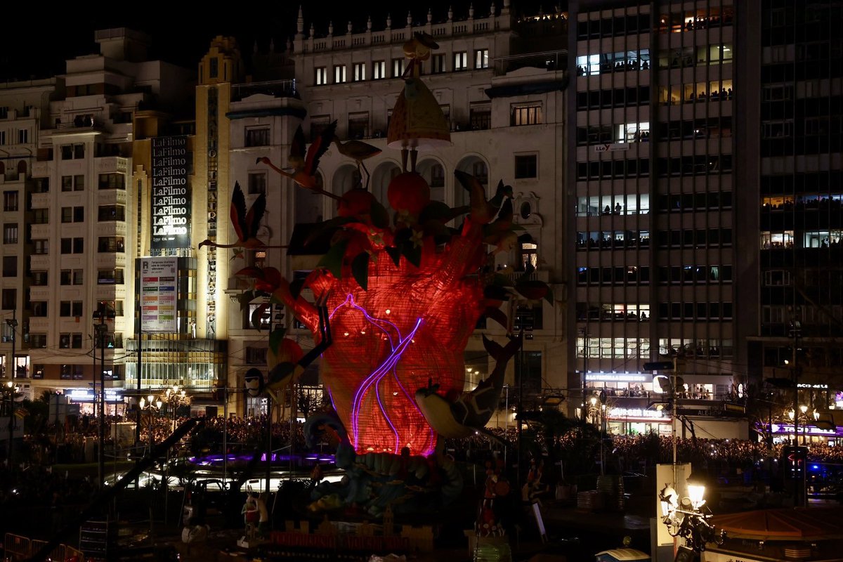 🫀 La falla municipal 'Cardioversió Valenciana', obra de Manolo García📐i Marina Puche🎨, ens encanta a totes les hores, però quan arriba la nit és un espectacle sentir batejar el seu cor central il·luminat!
🗓️Del 16 al 18
⏰De les 20 h a la 01 h, a les hores en punt i a la mitja