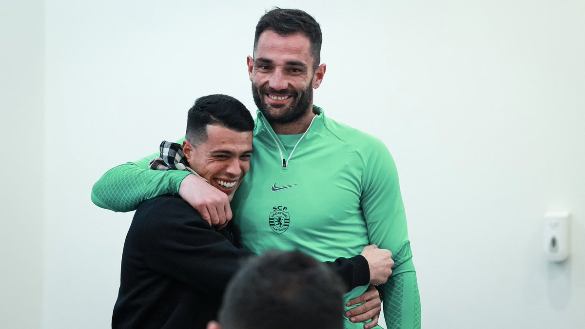SportingCP's tweet photo. O reencontro que todos queríamos ver 😍

🤝 @Pedroporro29_ 
#DiaDeSporting #ARSSCP #UEL https://t.co/WUHhCfZgcX