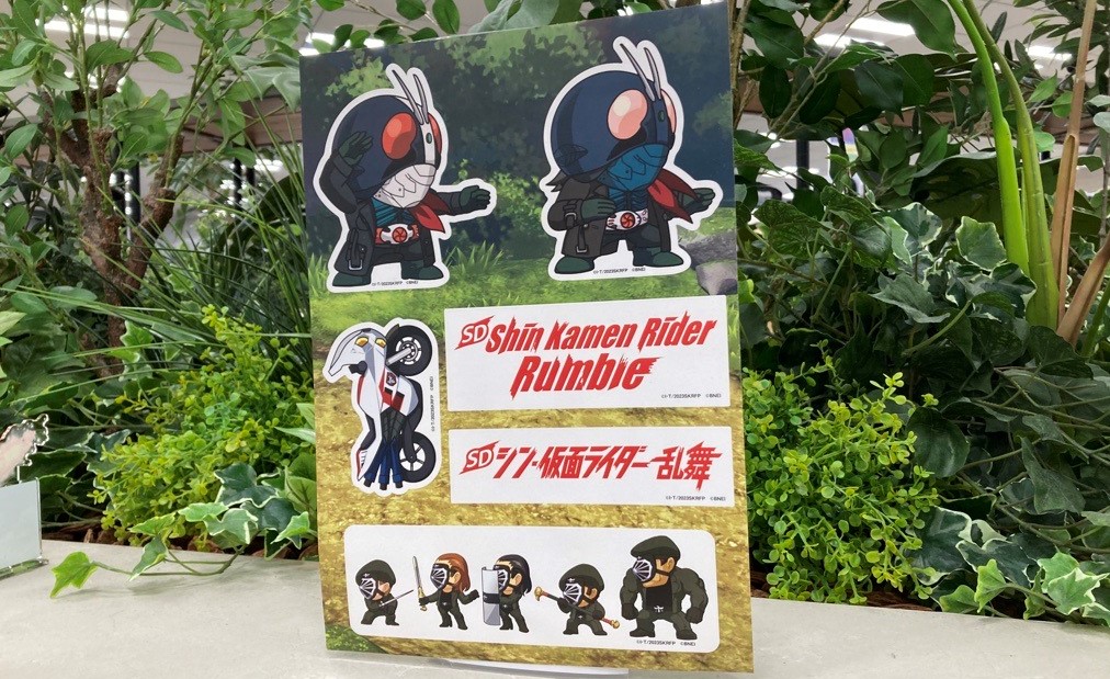 Rider_Game_PR's tweet photo. ／
残り僅か！アソビストア特装版をご紹介📣
＼

○同梱物
・ゲーム本編
・アクリルジオラマ
・パスケース
・ステッカー

○アソビストアオリジナル特典
・クリアファイル
・DLC 缶バッジ「おもちゃ箱」が入手できる特典コード

▼詳細はコチラ
https://t.co/AHa5j43RN4

#SD乱舞
#シン・仮面ライダー https://t.co/Vcz2SpfLAd