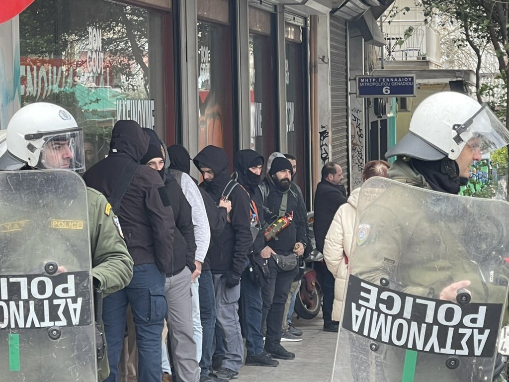 Kyria_Katy's tweet photo. Ζω στη Χώρα που κανένας δημοσιογράφος δεν έχει ρωτήσει ποτέ τον Υπουργό Προστασίας του Πολίτη, ποιοί ακριβώς είναι αυτοί που καλύπτονται πίσω από τα ΜΑΤ. #Απεργια16Μαρτη https://t.co/Ub7e4oIr6E