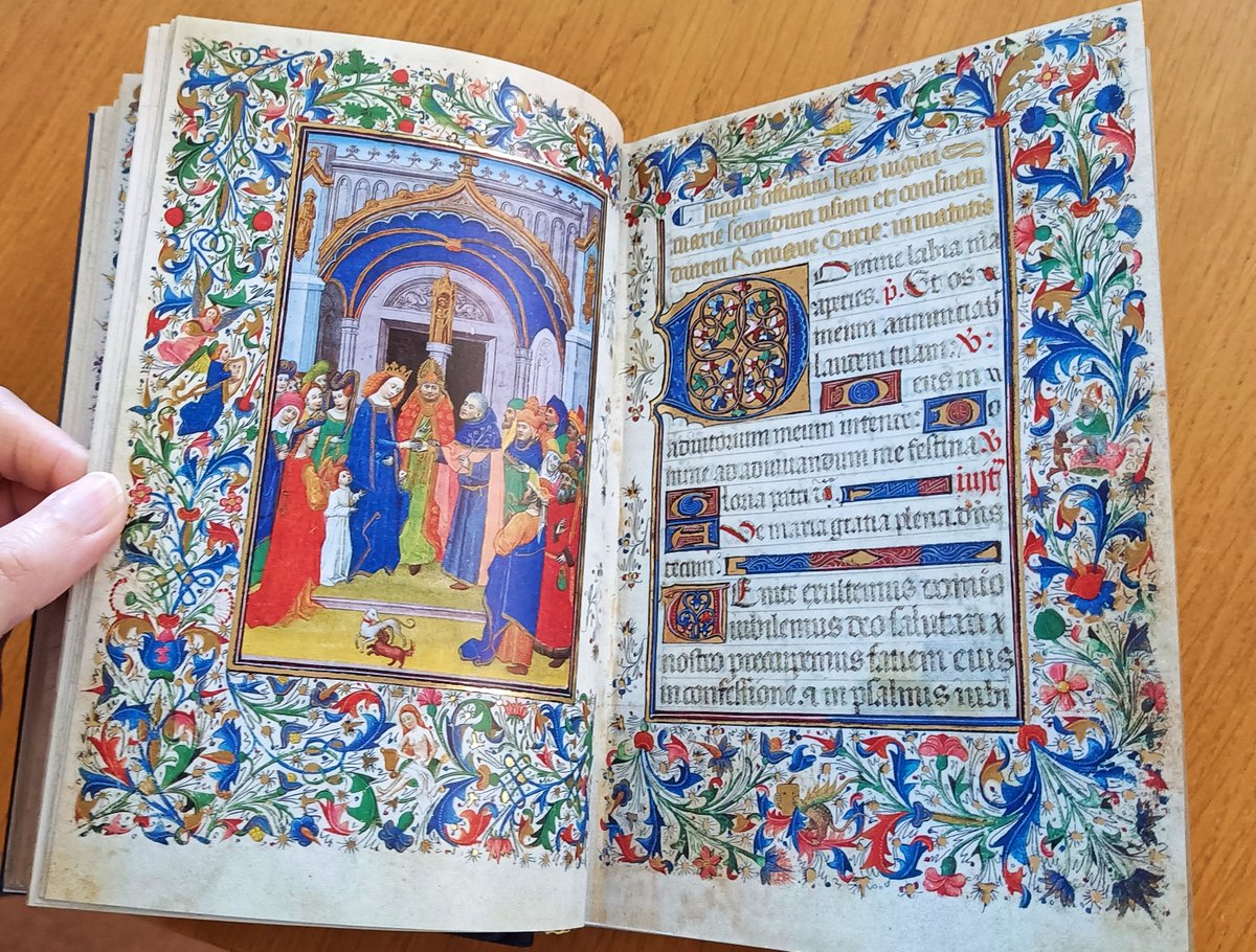 drmedievalist's tweet photo. M he desvivido por tener este trabajo, pero ahora puedo pasar la mañana trasteando estas maravillas e imaginando cuánto las van a disfrutar lxs estudiantes en las prácticas mañana 😍 #manuscripts #facsimil #medieval https://t.co/xrqroopzpG