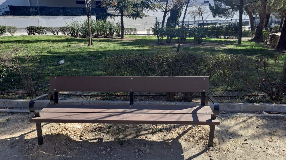 ConchaChapa_'s tweet photo. Hola María, pues, o hace mucho tiempo que no pasas por allí o estás intentando confundir, porque nosotros esta misma mañana hemos estado en el lugar que señalas hoy en tu tuit y los bancos han sido sustituidos. Te dejo un vídeo y alguna foto. https://t.co/3uvO4lvZBB