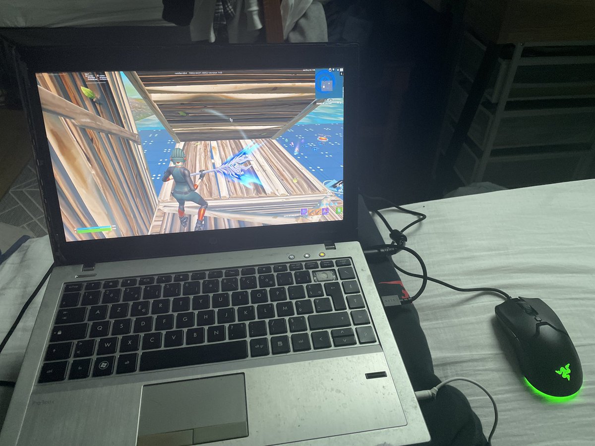 yron Updates tweet media