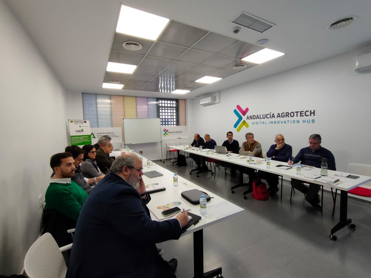 DIHAndAgrotech's tweet photo. 4⃣ #AgroTechForum 🔽🔽

🗣🎯 Como antesala a la sesión de debate, @JoseAAdame, asesor técnico de Andalucía Agrotech DIH, expone en la mesa de diagnóstico algunos aspectos relevantes sobre la #InteligenciaArtificial y su aplicación al sector #agroalimentario ‼ https://t.co/Jhf5xQFEWi