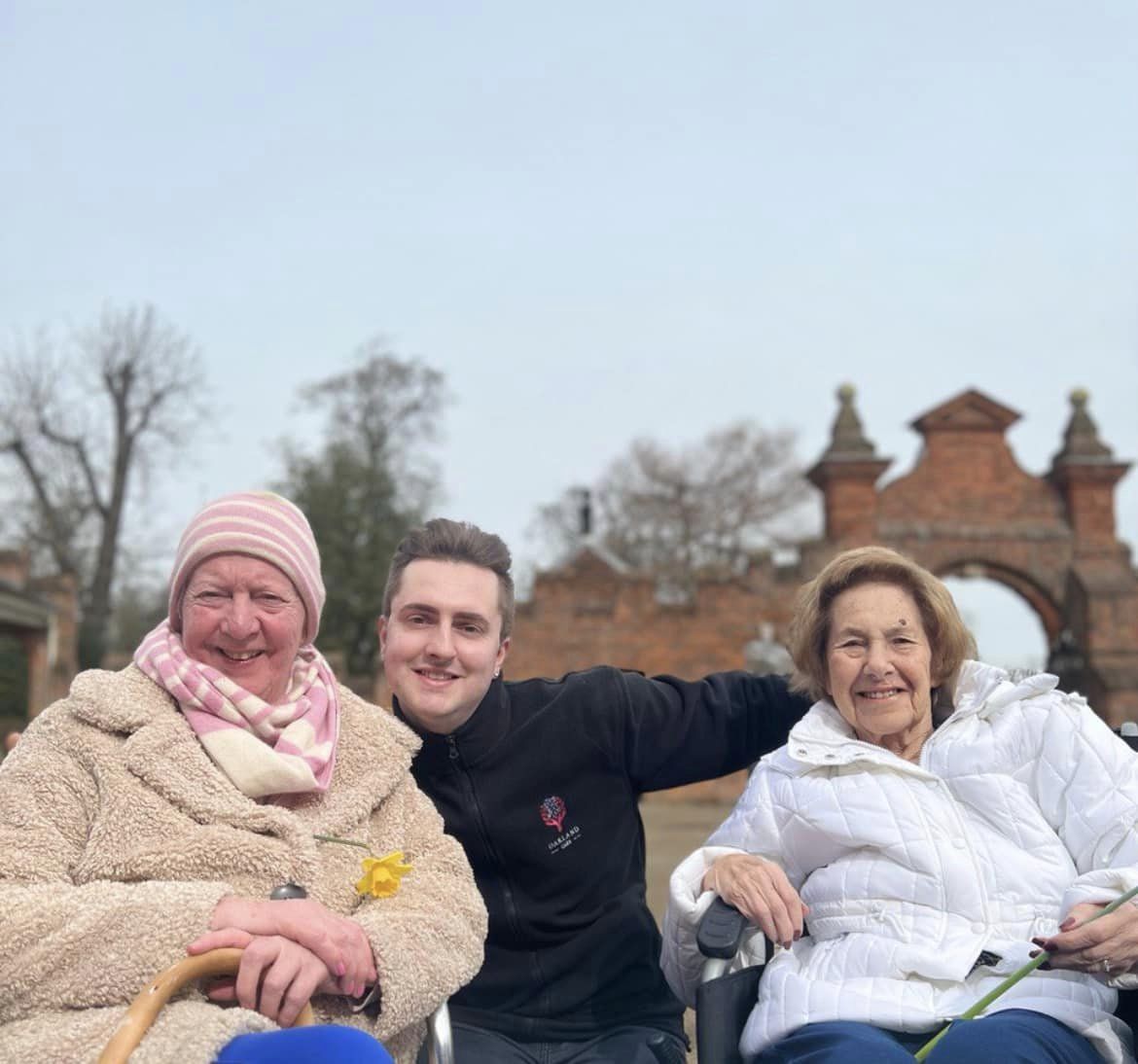 OaklandCare's tweet image. Our #ElsyngHouse Care Home Hospitality and Care team got together to take their residents around the beautiful gardens of #FortyHall. It was a lovely day to take a stroll and appreciate the changes in season. 

Find out more about Elsyng House  ow.ly/CPGn50NjSX8