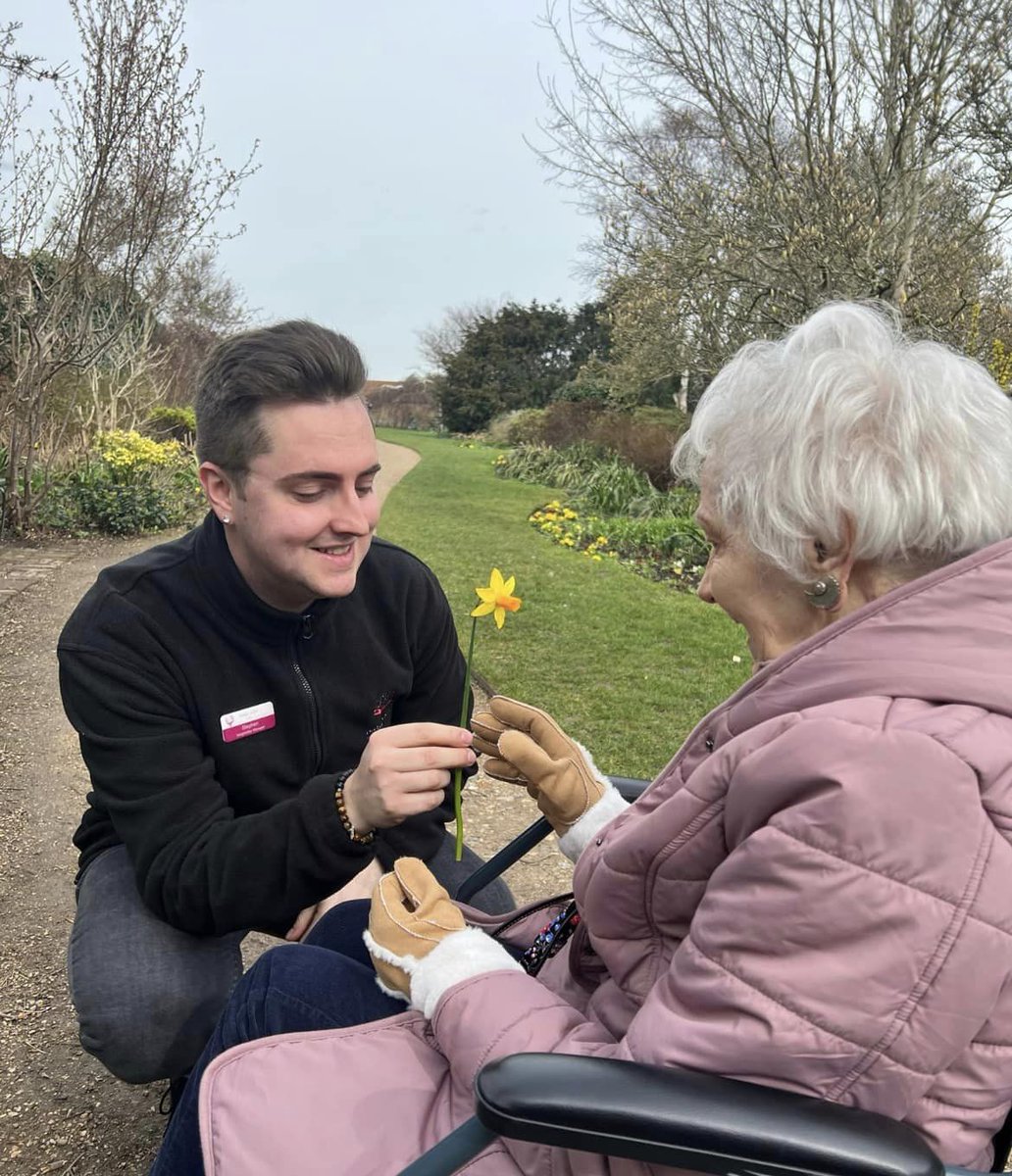 OaklandCare's tweet image. Our #ElsyngHouse Care Home Hospitality and Care team got together to take their residents around the beautiful gardens of #FortyHall. It was a lovely day to take a stroll and appreciate the changes in season. 

Find out more about Elsyng House  ow.ly/CPGn50NjSX8
