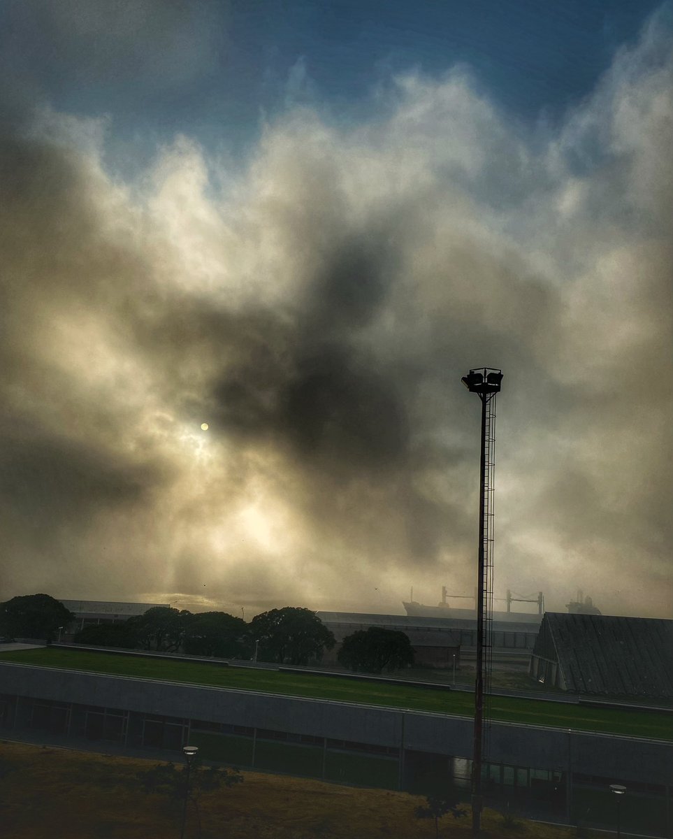 picu_di's tweet photo. Balas ? Calor ? Humo? Elegí tu propia manera de morir en la city rosarina 🙌🏻 https://t.co/VuZzm6Xbrh