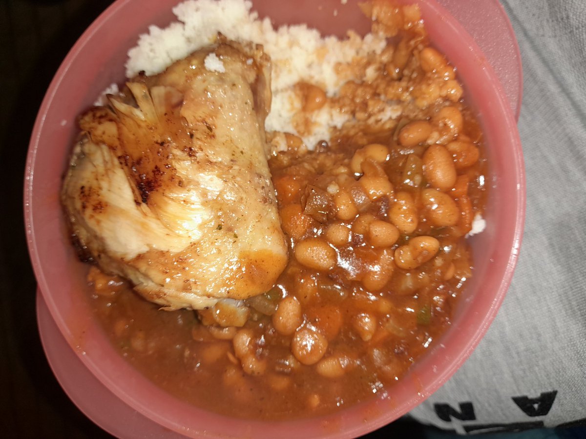 Hlonphani2871's tweet photo. @ukhozi_fm Baked beans and boild chicken 🐔 https://t.co/6MpFCZK64l
