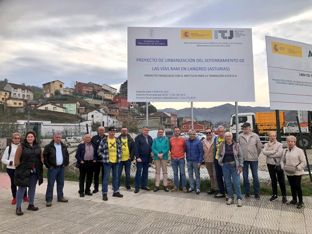 ¿Qué ha cambiado esta legislatura en Asturias en materia ferroviaria? Que se lo pregunten a l@s vecin@s de Langreo, que han pasado 4 años más clamando por el soterramiento entre Sama y La Felguera. 
Que se lo pregunten a l@s vecin@s de Laviana, sin tren desde septiembre.