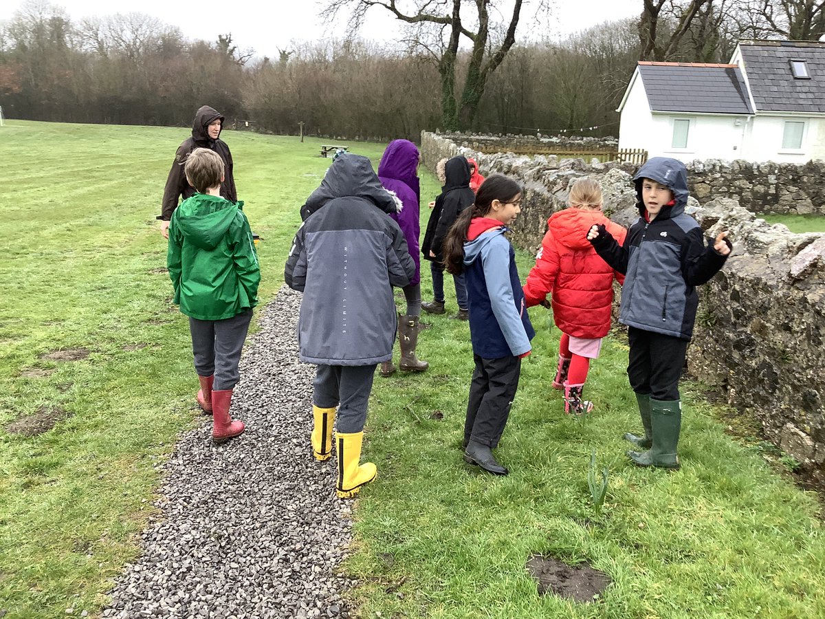 KnelstonPrimary's tweet photo. Blwyddyn 4/5 try to make dyes from the plants they have collected with Dawn #naturedays #knspart #knspout #knspsci Da iawn pawb! https://t.co/k8PlvxKnuo